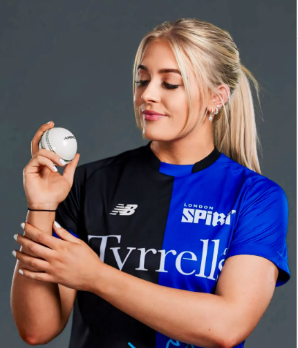 beautiful and hot female cricketer