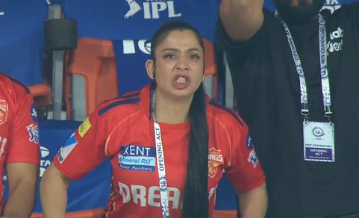 glenn maxwell golden duck fan reaction